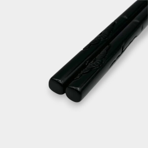 Baguettes sculptées en laque – Motif Pin